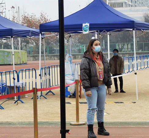 2019级摩洛哥籍留学生维塞尔主动申请担任志愿者为中外学生服务