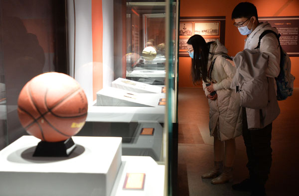 2021年1月1日,在新年的第一天,众多篮球爱好者们来到天津博物馆观展