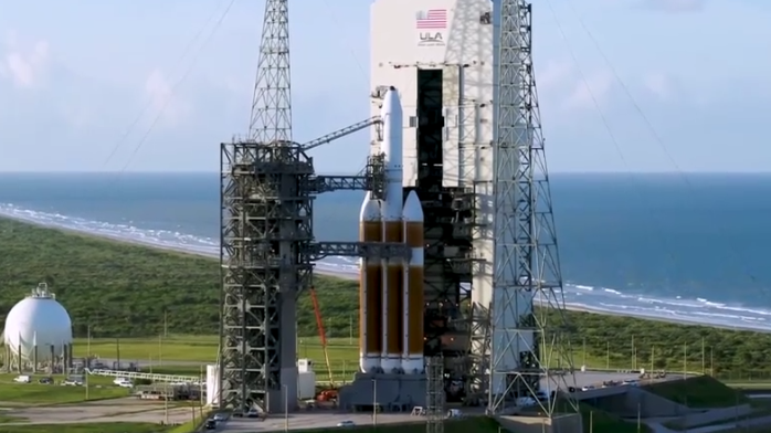 看！这就是德尔塔-4重型运载火箭的发射，这个角度看很酷