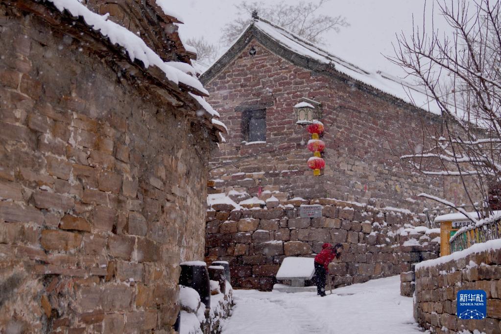 12月24日，河北省沙河市王硇村村民在清雪。新华社发（田晓丽 摄）