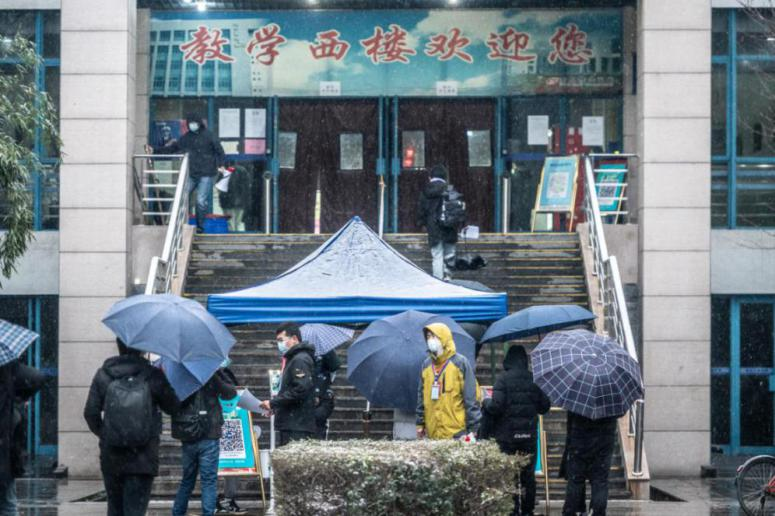 寒风中 他们在为我们志愿服务