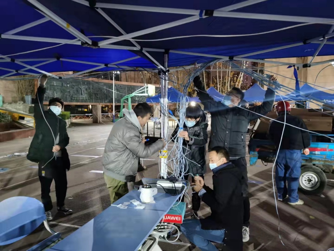 寒风中 他们在为我们志愿服务