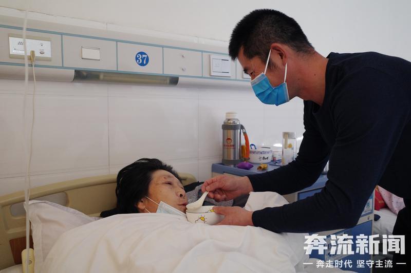 田雷照顾生病的母亲