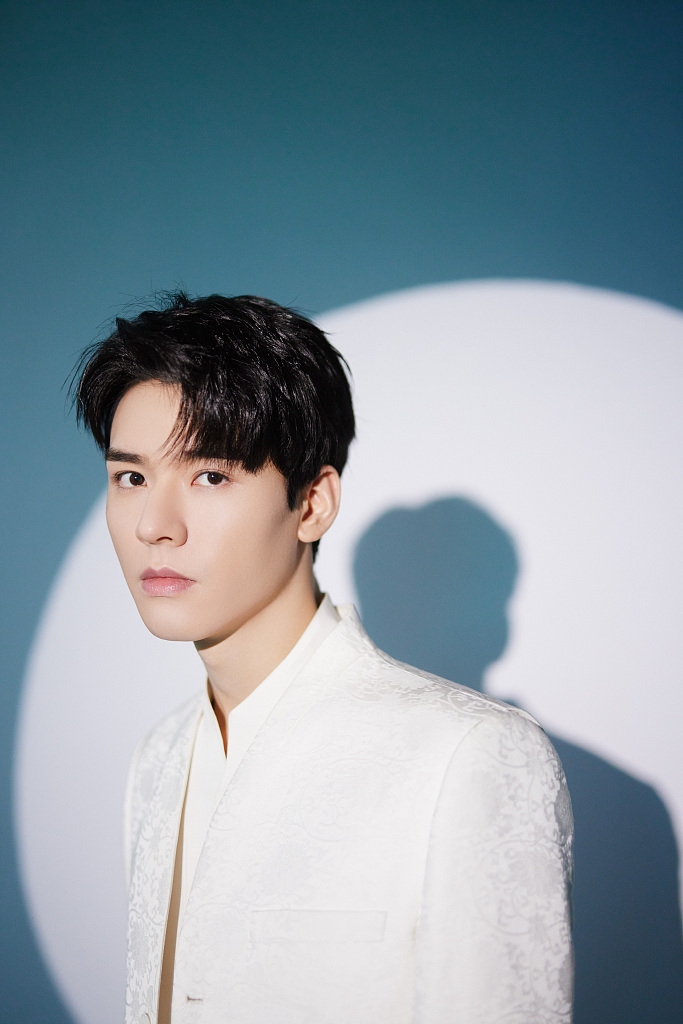 1/52021年12月29日,龚俊出席盛典并拍摄一组写真.