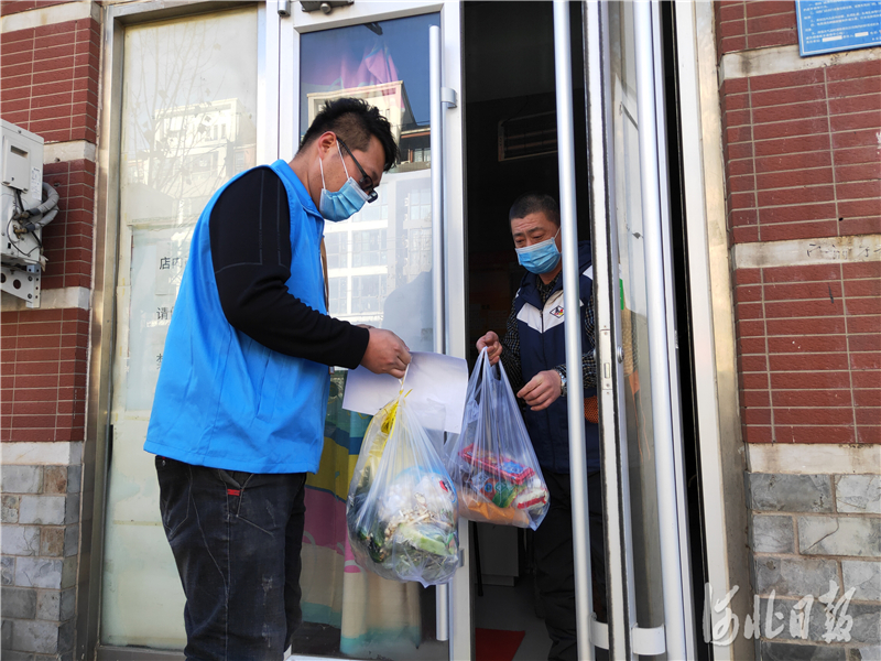 2021年1月7日，石家庄市鲜品鲜活社区电商团购平台工作人员正在社区配送。 河北日报记者赵海江摄影报道