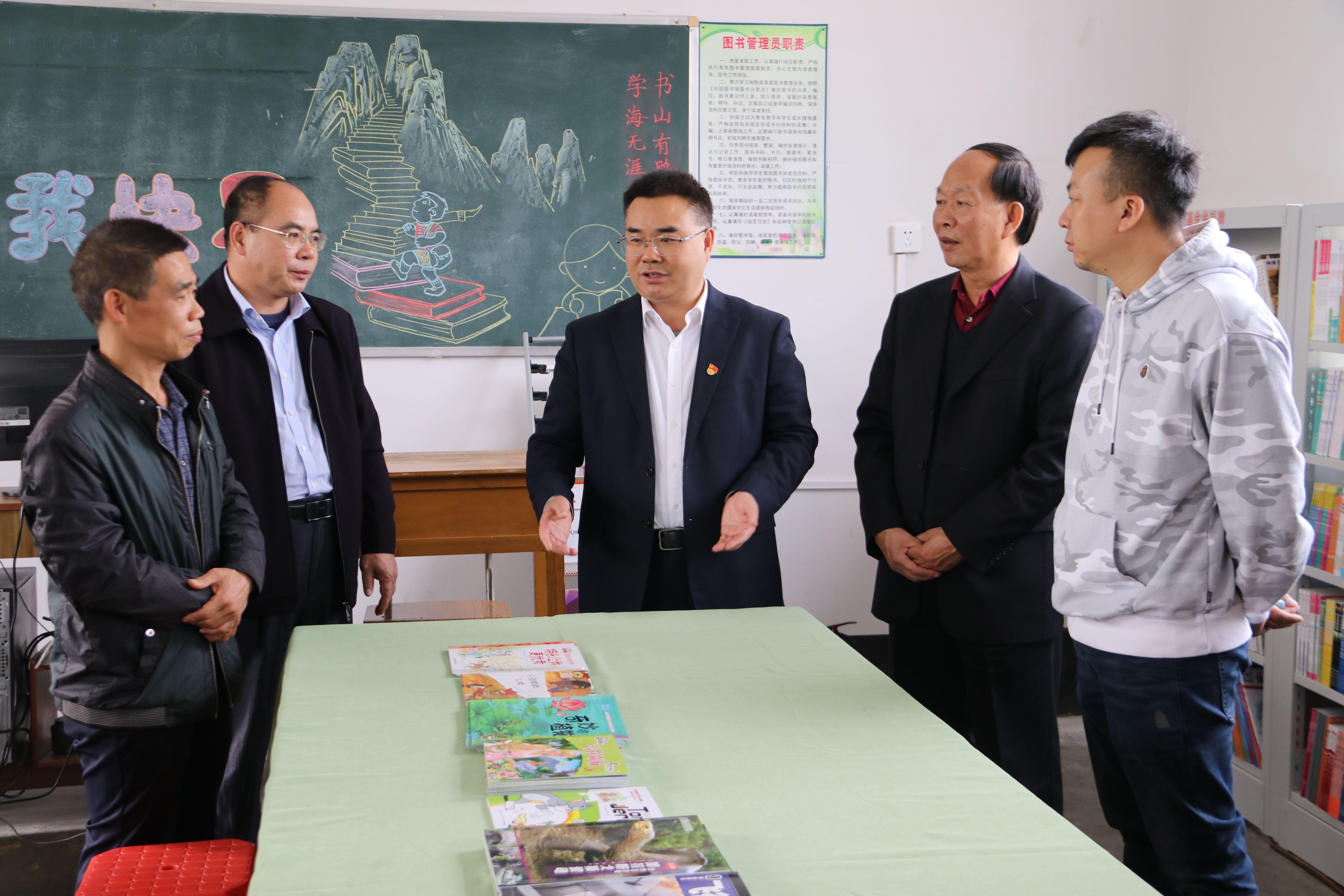 助力乡村教育关爱祖国花朵丰农控股捐资35万在乡村小学建设爱心图书室