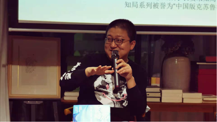 何殇,诗人,小说家,编剧,历史和神秘文化研究者。1981年出生于陕西府谷,现居西安,写作诗歌、小说、怪谈、历史随笔等诸多文体,同时兼职翻译、整理古籍等工作。