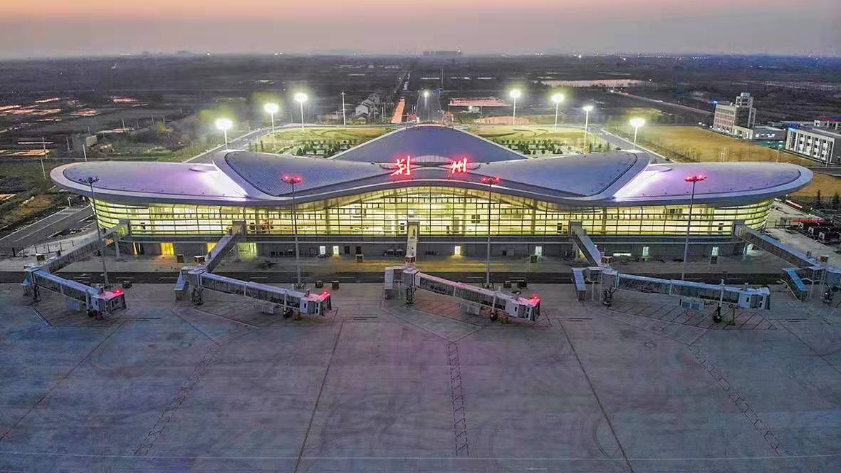太美了夜幕中的荆州机场
