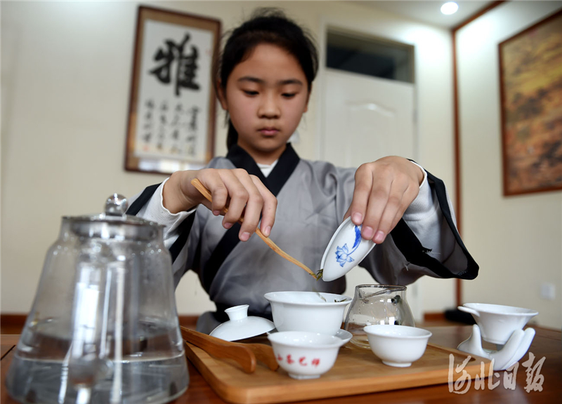 河北省隆尧县第三实验小学学生在进行茶艺表演.