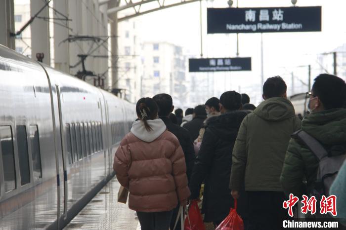 1月3日是“元旦”假期最后一天，南昌车站迎来返程客流高峰。　张倩 摄