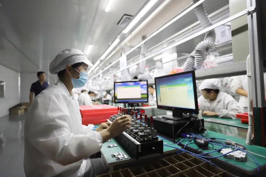 ▲张掖智能制造产业园电子产品生产线