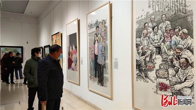 2020年12月14日，由省委宣传部指导，省文联主办，省美协、省摄协承办的“决胜全面小康 决战脱贫攻坚”主题文艺创作美术摄影作品展，在石家庄市美术馆开幕。 河北日报记者曹铮摄