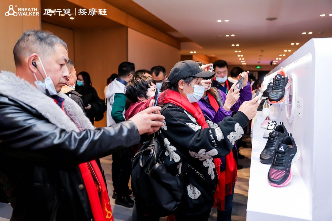 足行健提供精准量脚器,解决实体店选码问题;不想到线下试