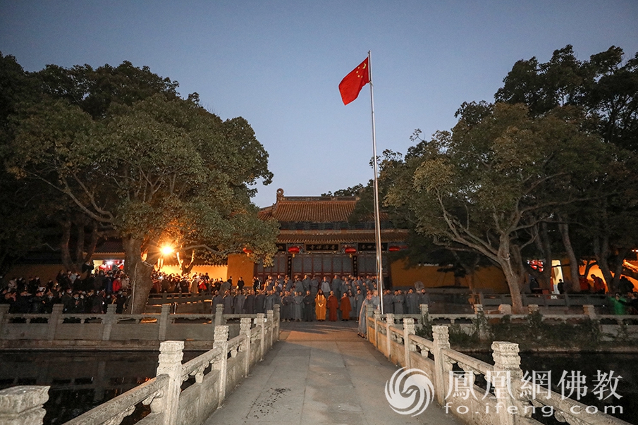 普济禅寺举行元旦升旗仪式（图片来源：凤凰网佛教 摄影：普陀山佛教协会）