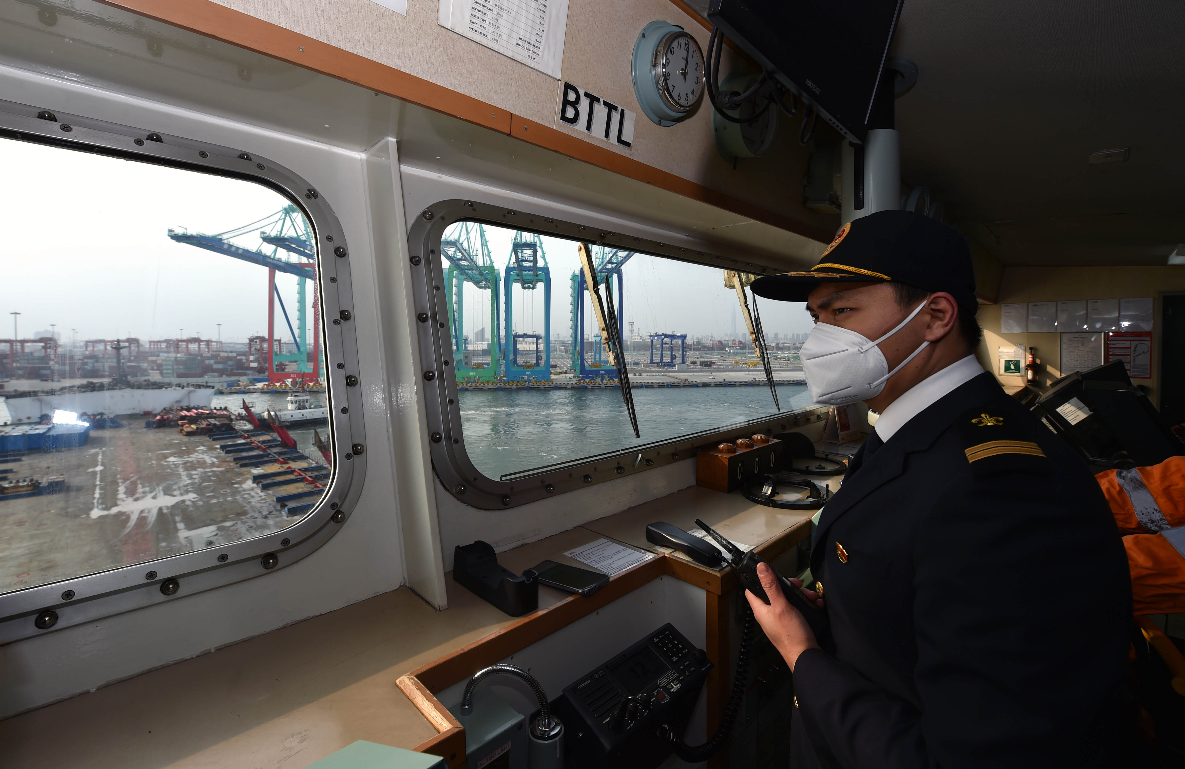 冬天里的天津港引航员