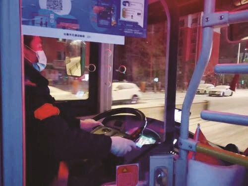 天还没亮，4路首班车驾驶员陆永伍已经开始工作。 丁莉 摄