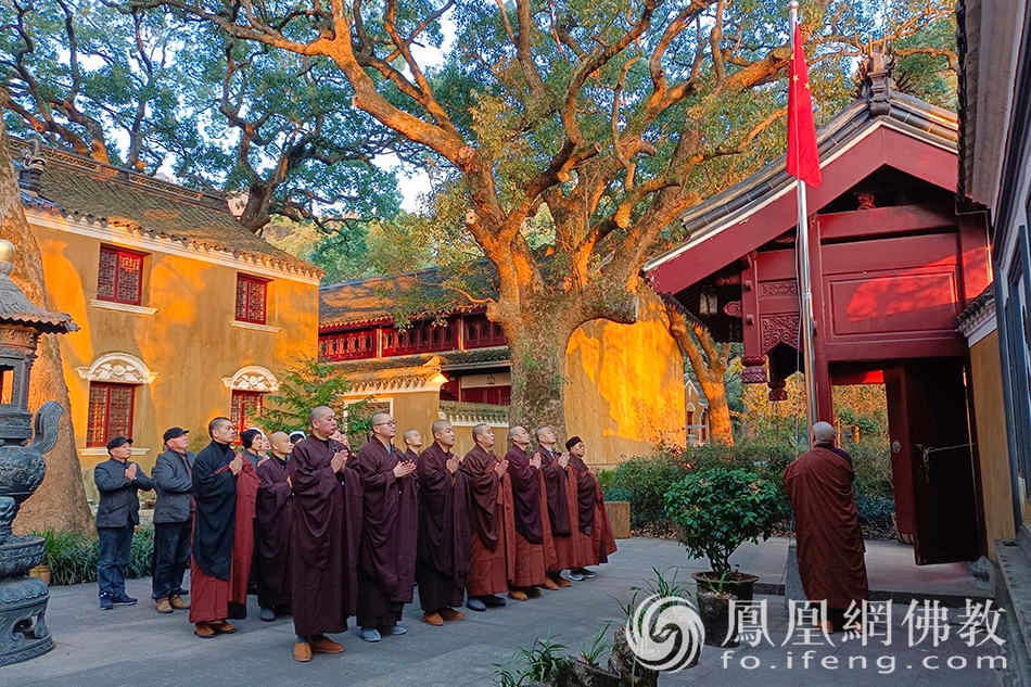 双泉禅林元旦升旗仪式（图片来源：凤凰网佛教 摄影：普陀山佛教协会）