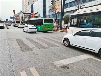 交警整合雁塔路沿线行人过街斑马线，图为雁塔路上一处斑马线被清理掉了。 碑林交警供图