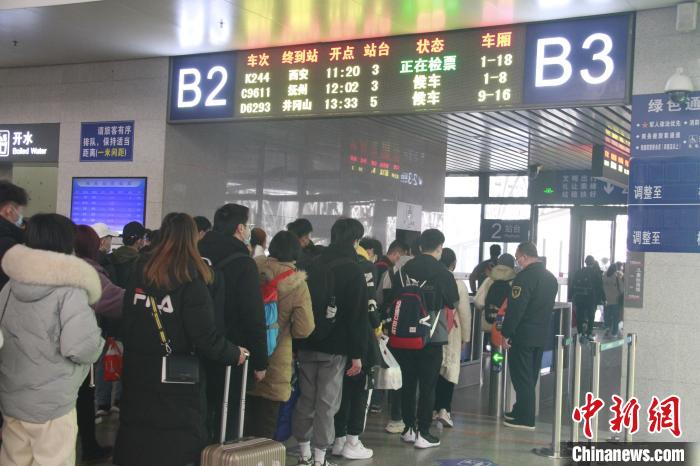 针对10点至12点、14点至16点、19点至20点等不同时间段客流出行变化，做好弹性开窗，节省旅客购票排队等待时间，在站台增派加班人员，确保旅客乘降安全。张倩 摄 张倩 摄