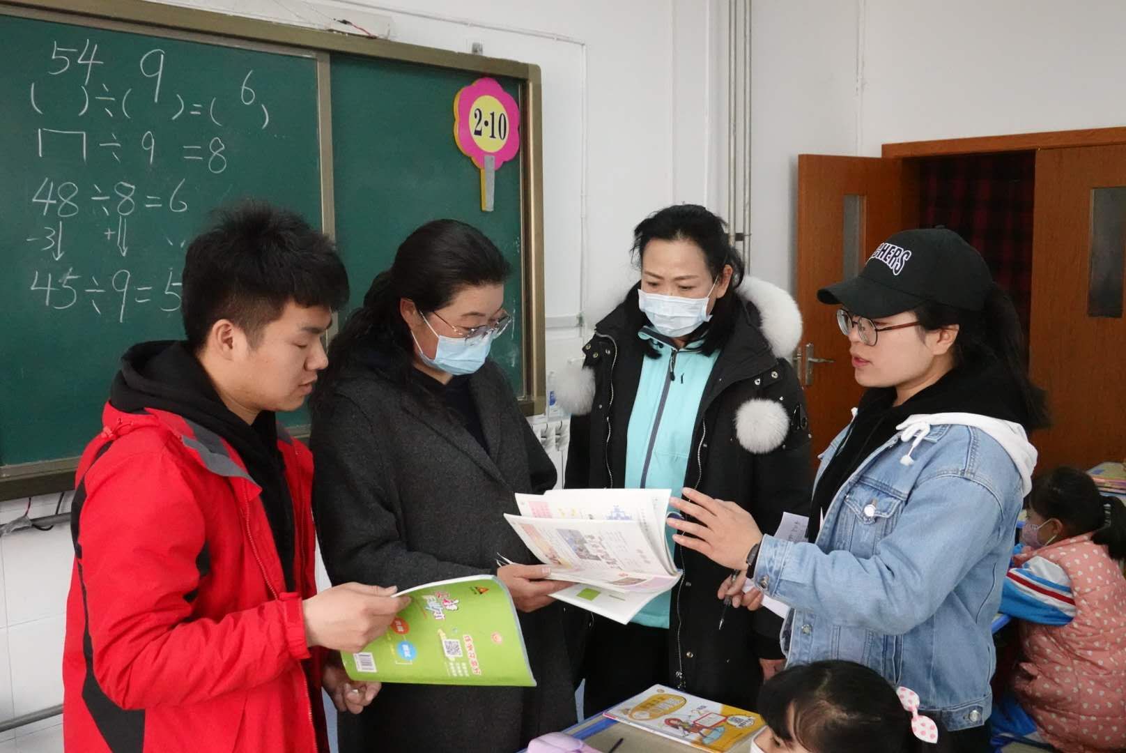 援藏教师与学生们在一起。王笑晖供图