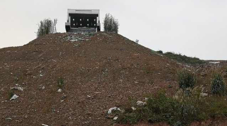 重庆一地铁站出口建在坡顶，居民：在重庆不算稀奇事