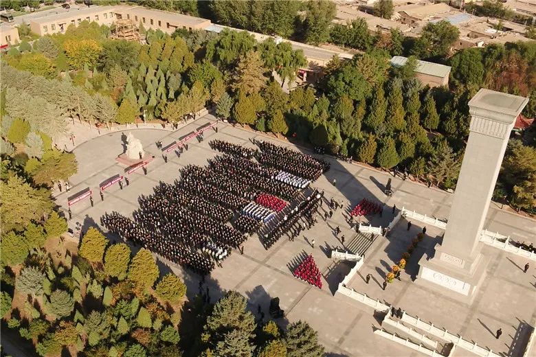 ▲干部群众在中国工农红军西路军纪念馆深切缅怀革命前辈、追思先烈英灵