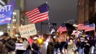 现场：上千名日本民众在东京游行支持特朗普