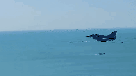 空中猛龙！歼-10战斗机超低空从头顶掠过