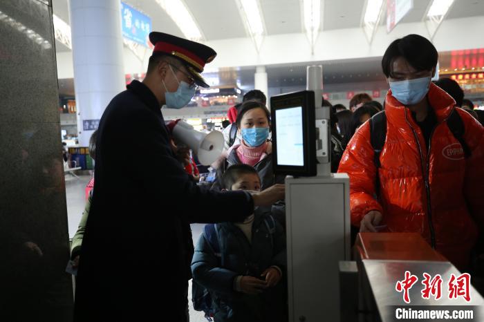为确保旅客顺畅出行，车站根据返程客流动态，合理增开旅客列车，确保运力充足。　张倩 摄
