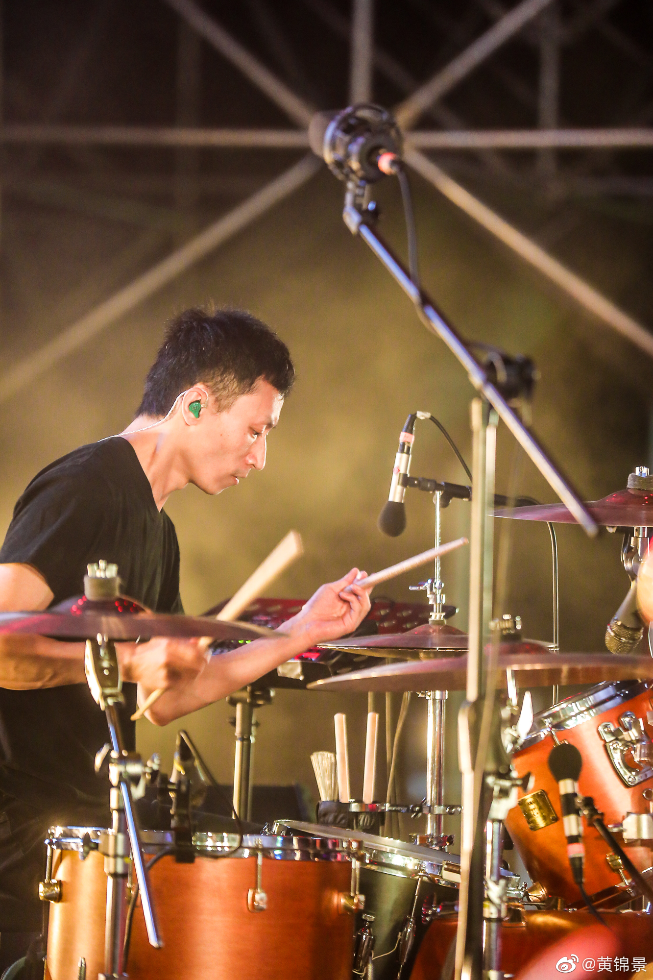 重塑雕像的权利鼓手黄锦成都年轻人的眼界已超过老乐队