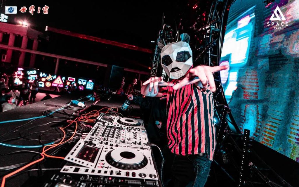 当晚, 百大dj排名第八十二位的pink panda空降巨型舞台,让现场掀起了