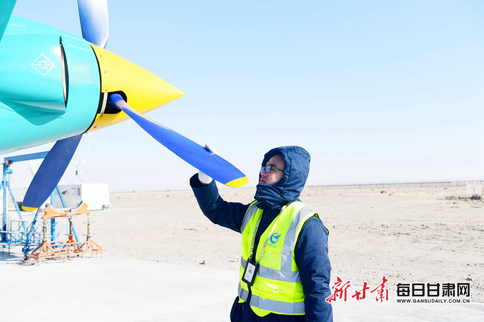 工作人员做首飞准备