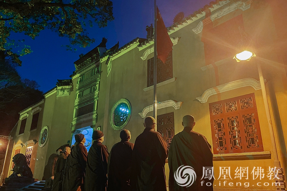 隐秀讲院元旦升旗仪式（图片来源：凤凰网佛教 摄影：普陀山佛教协会）