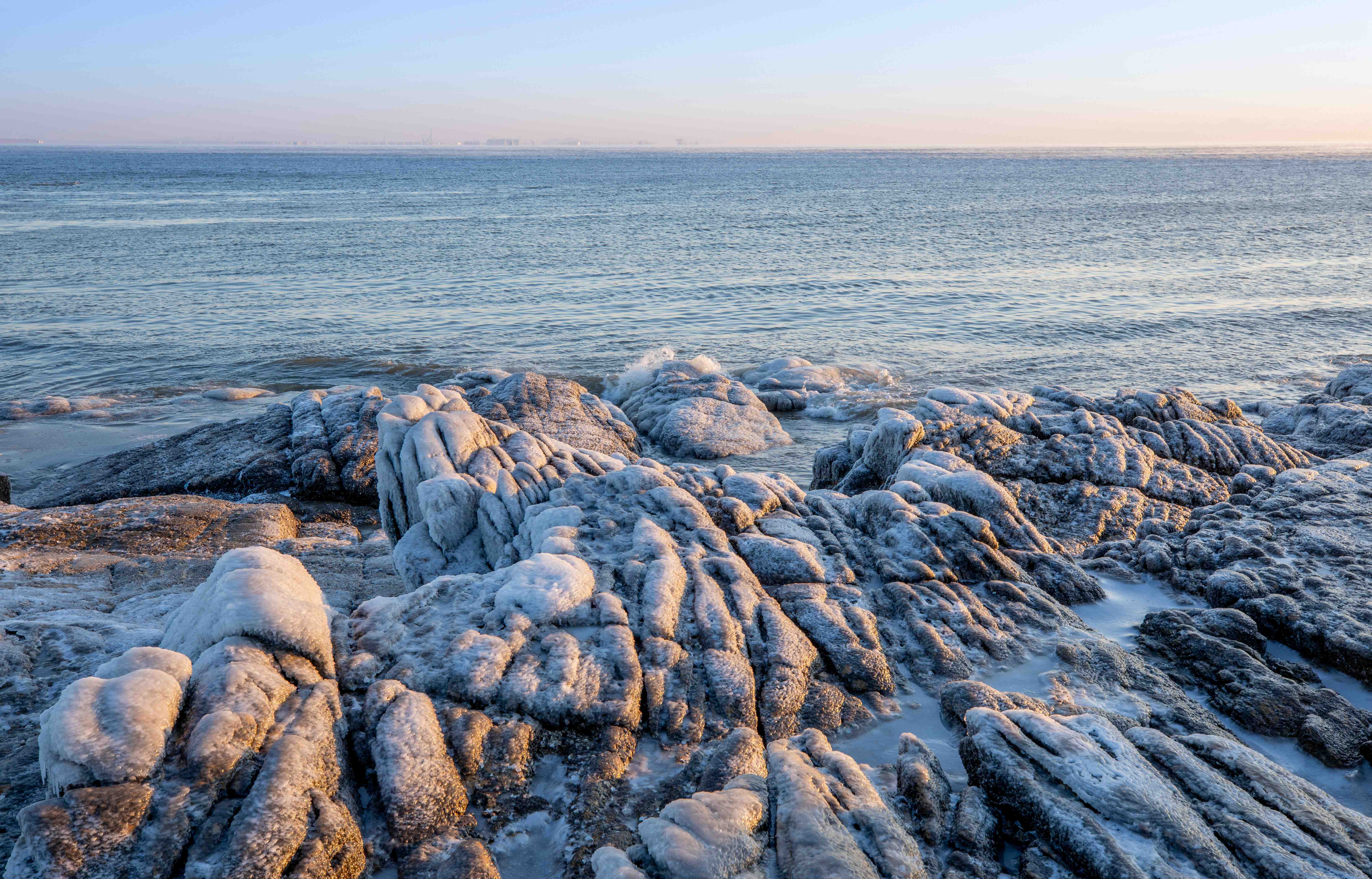 日照市：海冰裹礁石 景观美如画凤凰网山东_凤凰网