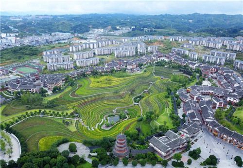 8月13日拍摄的贵州省毕节市大方县易地扶贫搬迁安置点奢香古镇景观(无