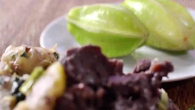 越南特色美食“酸杨桃炒水牛肉”，看后让人垂涎