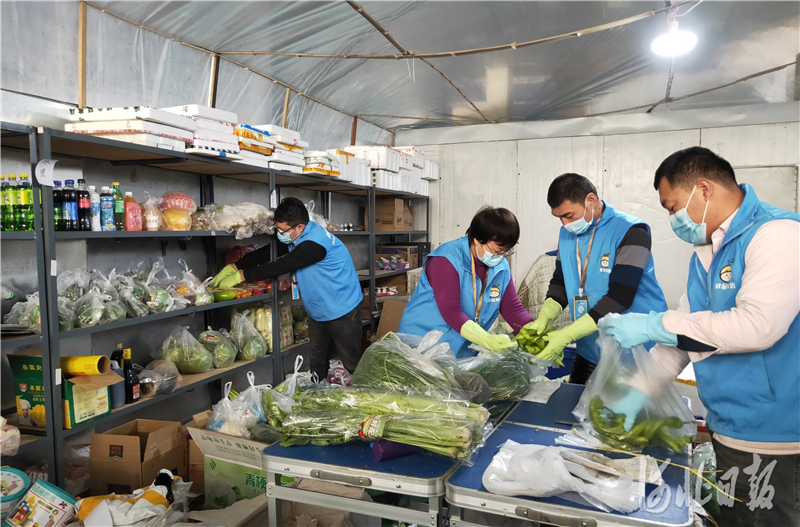 2021年1月7日，石家庄市鲜品鲜活社区电商团购平台的工作人员正在分拣新鲜蔬菜。 河北日报记者赵海江摄影报道