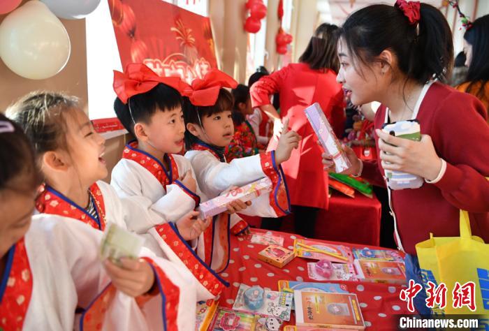 学生们正在“年货一条街”销售商品。　张瑶 摄