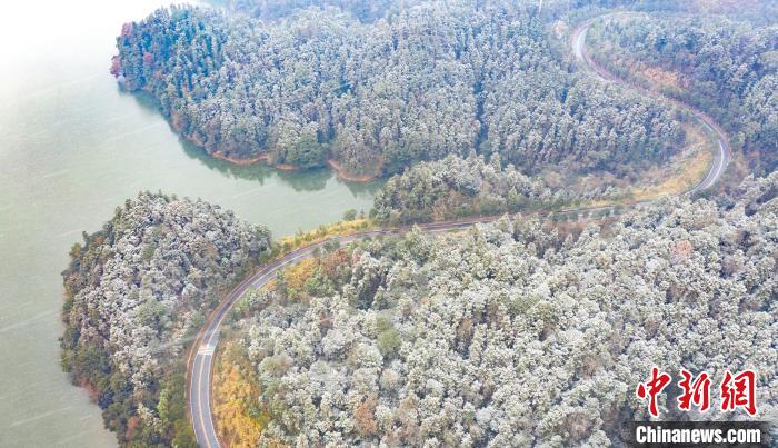 航拍江西新余初雪仙女湖环湖路银装素裹