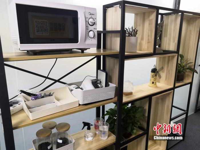 北京一家共享自习室中的休息用餐区。 彭婧如 摄