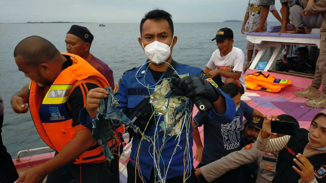 现场：印尼一飞机失联 当地民众疑似发现飞机残骸