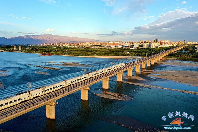 ▲行驶在黑河大桥上的高速列车