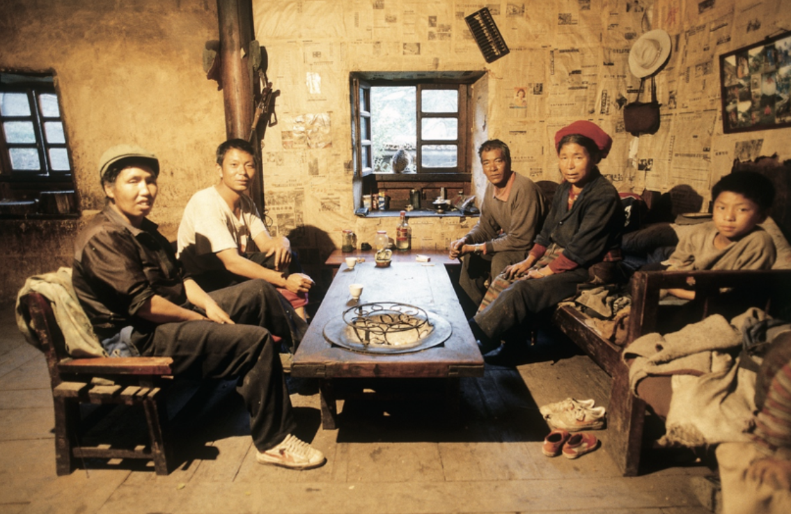 扎西村长一家。左起依次是,央宗,扎西,嘎玛次里,卓玛拉姆,弟弟。