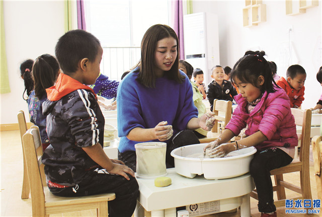 孩子们在彭水幼儿园上陶艺课。