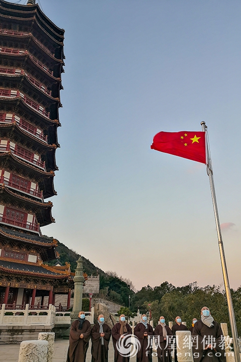 普门万佛宝塔元旦升旗仪式（图片来源：凤凰网佛教 摄影：普陀山佛教协会）