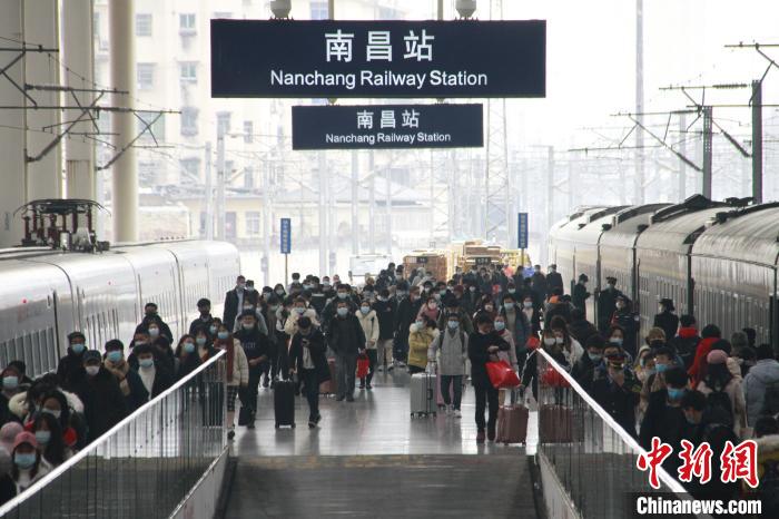 南昌车站迎来“元旦”假期返程客流高峰