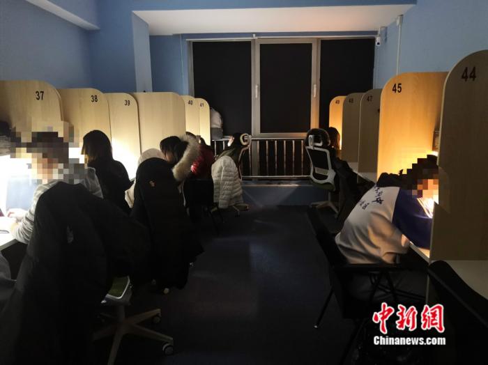 北京的一家共享自习室中的沉浸式暗室区域。 彭婧如 摄