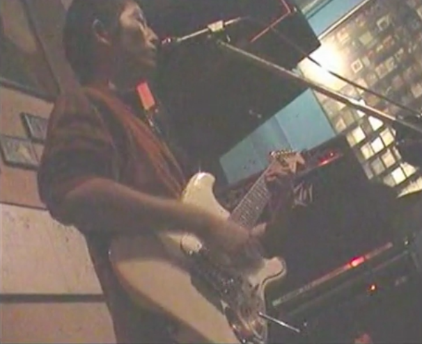 2001年声音玩具在小酒馆的演出截图。视频拍摄者／史雷