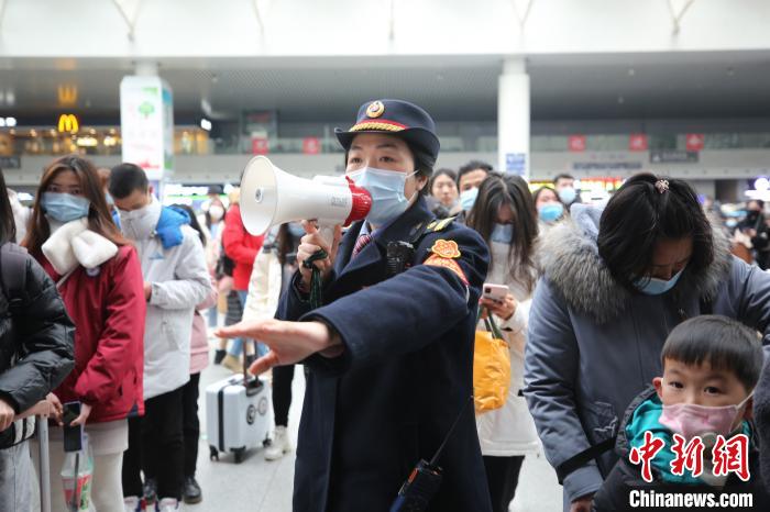 在疫情防控方面，车站坚持做好日常测温和定时消杀工作，在售票厅和自动购票处摆放提示牌，利用广播提示旅客做好个人防护，主动间隔一米排队购票，同时车站“红土情”售票专窗备好口罩，主动为忘记戴口罩的重点旅客免费发放。　张倩 摄