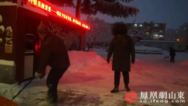 （万华小学教师清晨清扫校园积雪）